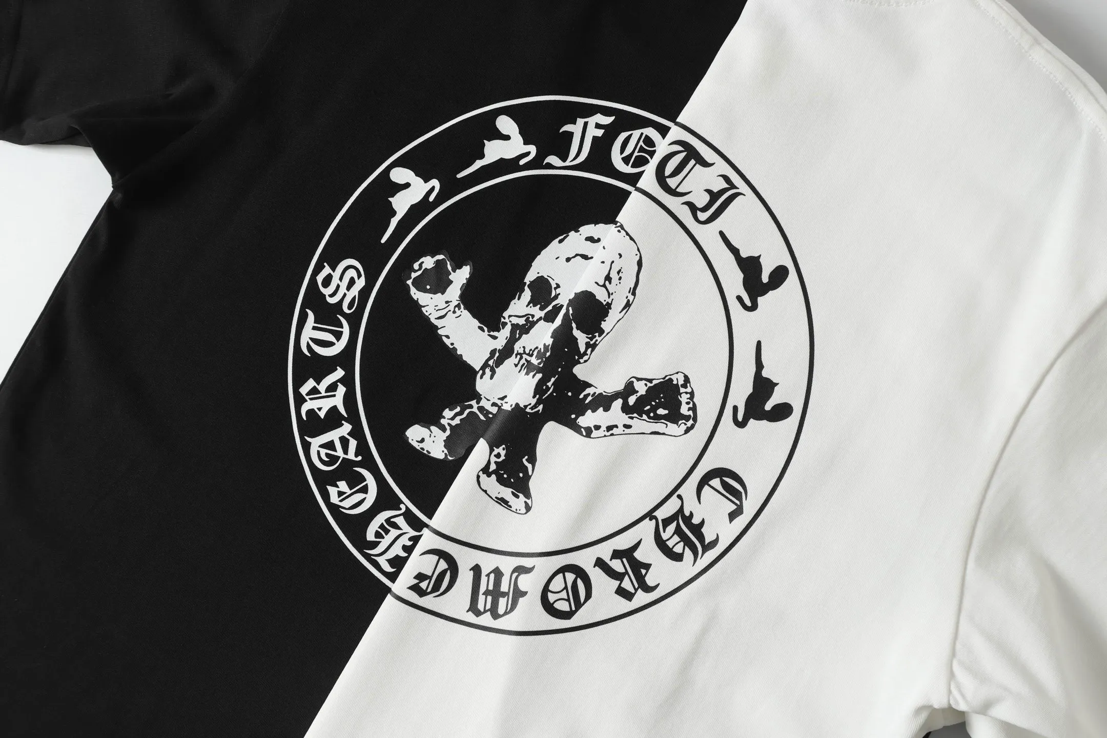 🅿️160 Chrome hearts ch Chrome hearts little monster printed short-sleeved t-shirt. Large version. Loose and stylish. Low version, slim and long version, upper body and crotch pull. 100% commitment: top quality, not fast food. The highest version on the market. Top quality, 280g, 26 counts of custom-dyed double yarn cotton, same style for men and women, complete with three standards. Color: black, white Size: XS-L
